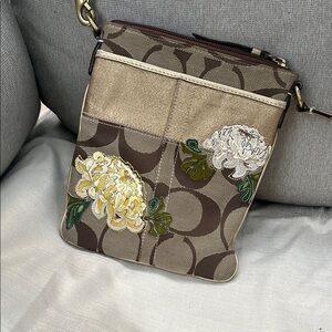 Elegant Floral Embroidered Crossbody Bag